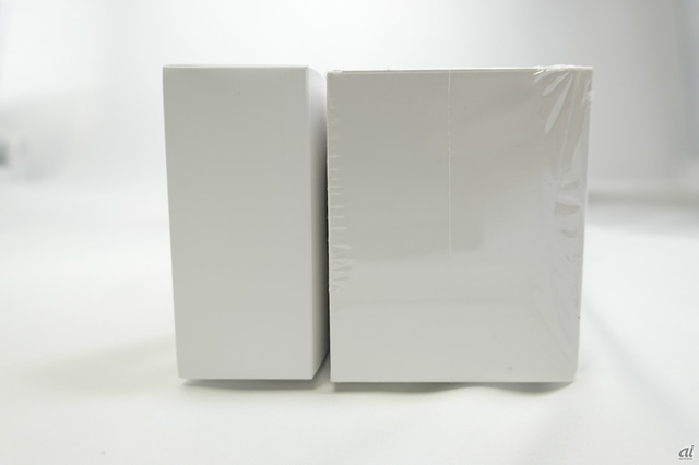 　Series 6の箱（左）と手元にあったSeries 3（右）の箱を比較。パッケージそのものも、簡素化してきているのがわかる。箱のサイズはSEもSeries 6も同じだ。
