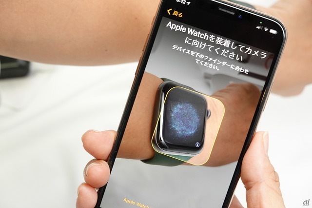 　Apple Watchの電源を入れて、iPhoneのWatchアプリを起動すると、ペアリングがスタートし、このように「Apple Watchを装着してカメラに向けてください」とナビゲーションが出てくる。