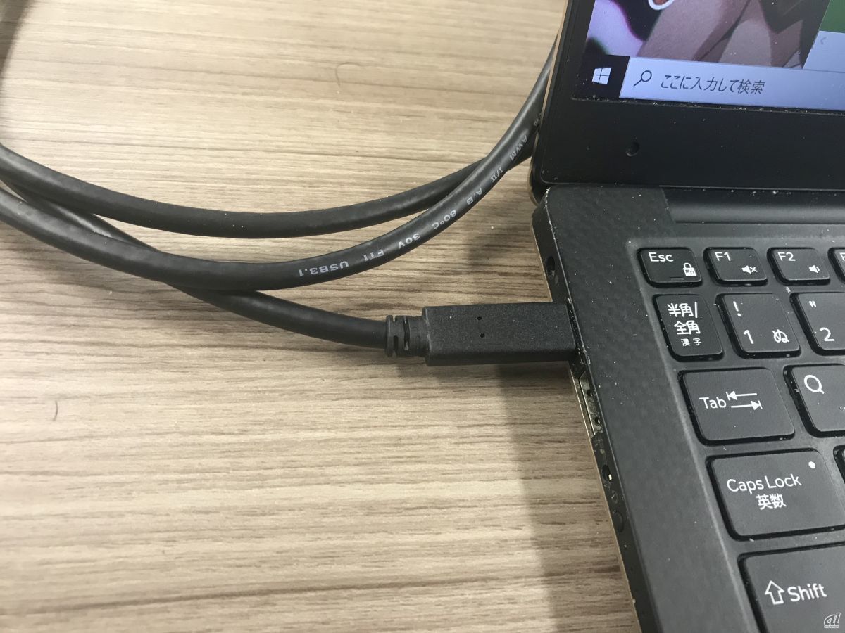 USB-Cのケーブル一本で、外部モニターへの出力、給電、有線LANの接続ができて、とても便利だ
