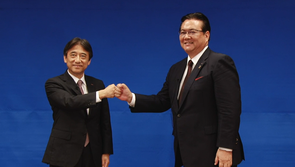 ドコモの社長は生え抜きだった現社長の吉澤氏(左)に代わってNTT出身の井伊氏（右）が就任予定。NTTの色が非常に強い経営体制が取られることとなる