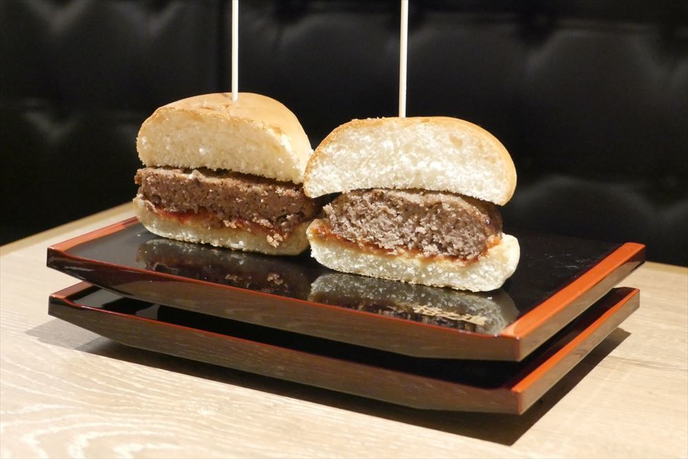 Impossible Burgerを用いて作ったハンバーガー（左）と格之進の黒格ハンバーグを用いて作ったハンバーガー（右）