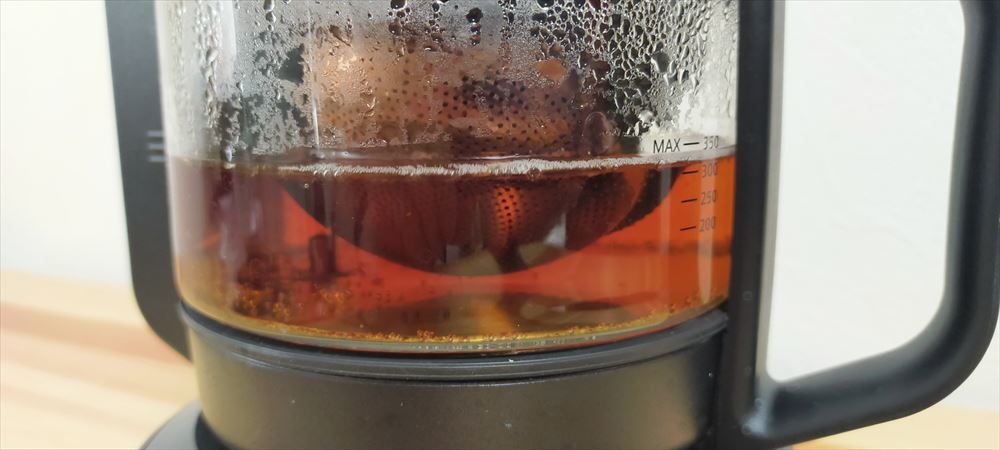 ティーポット内にセットしたインフューザーが回転することで、必要な時間だけ茶葉を水に漬ける仕組みになっている