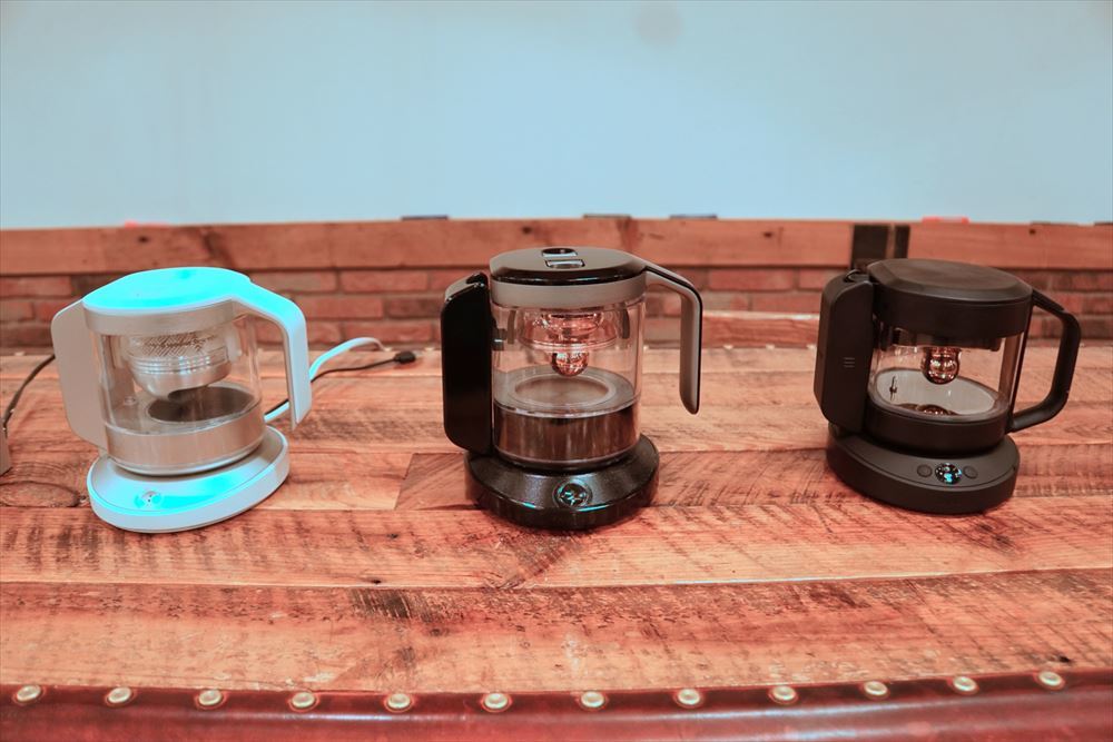当初はお湯の中で広がっていく茶葉の様子を見せたいという思いから透明のインフューザーを検討していた（写真左、写真中央）が、最終的にはオーソドックスな茶こしのようなスタイルに落ち着いた（写真右）
