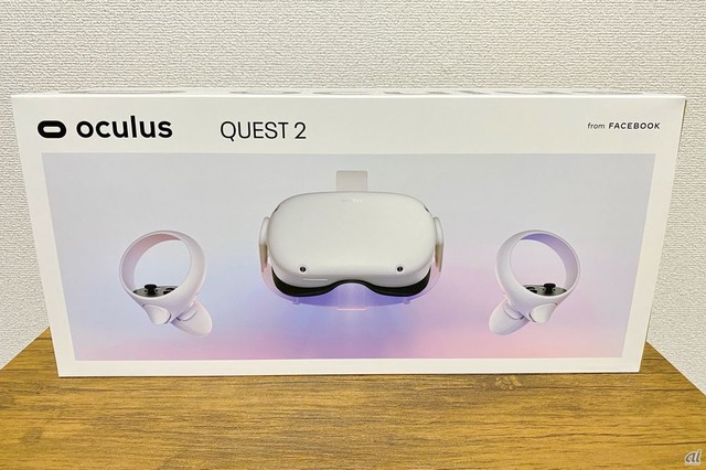 　　Facebookは、2019年5月に発売したスタンドアロン型のVRヘッドセット「Oculus Quest（オキュラス クエスト）の後継機となる「Oculus Quest 2」を10月13日に発売する。Wi-Fi環境さえあれば、いつでもどこでも、“VR空間を歩きながら”ゲームや映像を楽しめる6DoF対応のデバイスだ。公式サイトのほかAmazonや大手家電量販店でも購入できる。また、これにともない公式サイトでは初代モデルの販売を終了している。

　初代モデルからの大きな進化点としては、ディスプレイの解像度が、初代モデルの1600×1440（有機EL）から1832×1920（液晶）と1.5倍に向上したほか、新たにSnapdragon XR2プラットフォームを搭載（初代モデルはSnapdragon 835）し、RAMも4GBから6GBに増えたことで処理速度が2倍になっていること。

　またデバイスの性能を上げながら、本体サイズは初代よりも少しだけコンパクトに、重量も571gから503gに軽くなった。さらに、価格は64GBモデルが3万7100円、256GBモデルが4万9200円と、前モデルよりも1万円以上安くなっている。なお、Oculus Quest 2を利用するにはFacebookアカウントが必要になる。

　筆者は10月13日の発売に先駆けてOculus Quest 2を使用する機会を得た。ここでは、開封の儀を写真でお届けするとともに、初代モデルと比べて、デザインや装着感がどう変わったのかを中心にお伝えしよう。
