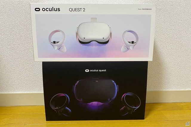　初代のOculus Quest（下）とOculus Quest 2（上）の箱を並べてみた。どちらもデバイスに合わせたカラーになっている。
