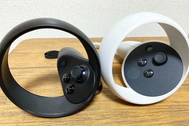 　Oculus Quest（左）と比べて、Oculus Quest 2（右）のコントローラーは、ボタン操作の領域が「Oculus Rift」のように丸形に変更になった。また、ホーム画面に戻るための「Oculusボタン」の位置がOculus Quest 2では少し右に移動している。