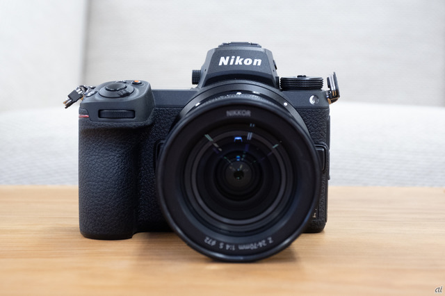 新型ミラーレスカメラ「NIKON Z 6II」。同時発表された「NIKON Z 7II」とは、先代機種と同様に、ボディの設計は共通となっている。なお、以降の画像は全てβ版のモデルを使用していることをご承知おきいただきたい
