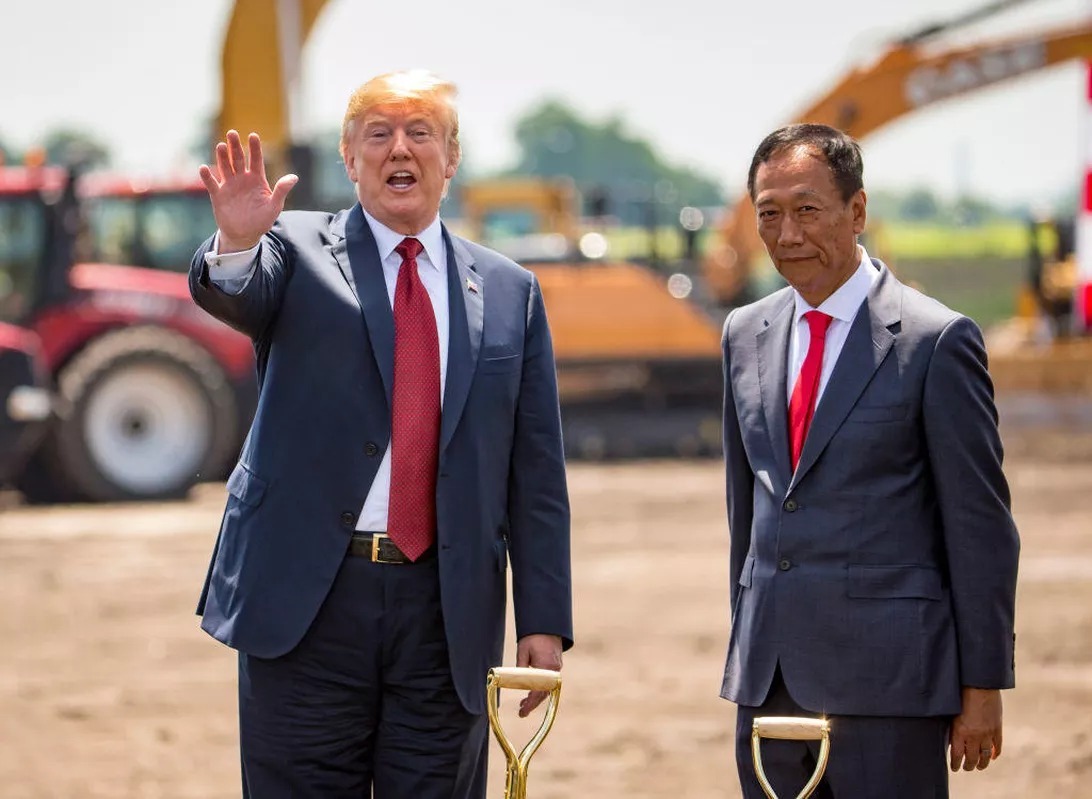 2018年6月、ウィスコンシン州で工場着工に立ち会ったDonald Trump大統領と、Foxconnの会長Terry Gou氏