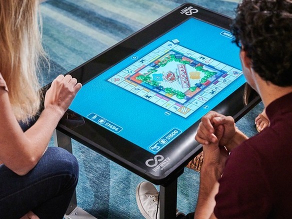 50種類以上のボードゲームが遊べるタッチ画面搭載テーブル「Infinity Game Table」