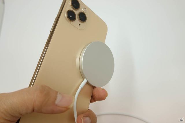 　iPhone 11 Proで試したところ、ズレてしまう。ただし、MagSafe充電器はQi充電との互換性があり、iPhone 8以降およびAirPodsのワイヤレス充電ケース付きモデルであればワイヤレスで充電ができる。ただし、磁力で正確な位置に装着できるのは、iPhone 12シリーズのみとなる。