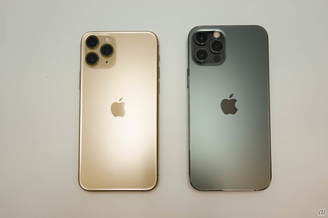 　iPhone 11 Pro（左）とiPhone 12 Pro（右）。iPhone 11 Proのサイズは、高さ144.0 mm×幅71.4mm×厚さ8.1mm、重量は188g。iPhone 12 Proのサイズは、高さ146.7mm×幅71.5mm×厚さ7.4mm、重量は187gだ。スペック上では0.1mmしか幅は増えていないはず。しかし、丸みを帯びたフォルムから角ばったものに変わったためか、片手で持ったときに大きくなった印象を受けた。