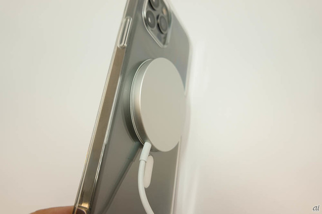 　iPhone 12シリーズでは、位磁力でピタッとつくため、最大15Wのワイヤレス充電がよりすばやく完了するとしている。