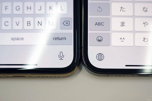 　ベゼルの部分が丸みを帯びたiPhone 11 Pro（左）に対し、iPhone 12 Pro（右）はフラットになっている。