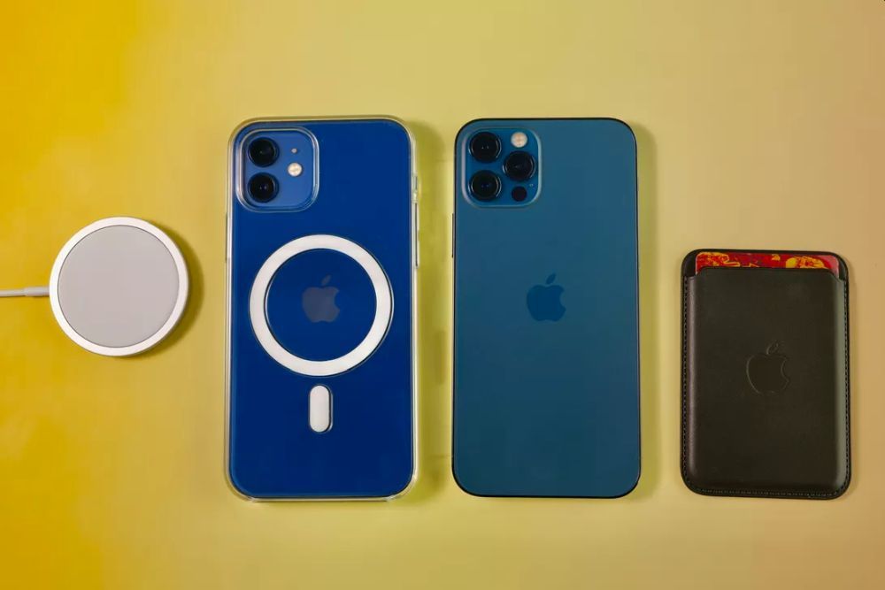 写真左から、MagSafe充電器、MagSafe対応のクリアケースを装着したiPhone 12、iPhone 12 Pro、MagSafe対応のレザーウォレット