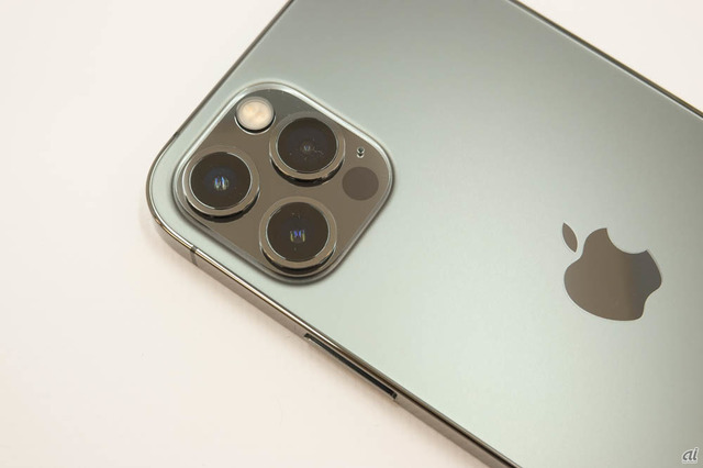 　iPhone 12 Proは、Pro 12MPカメラシステム（超広角、広角、望遠）を搭載。Dolby Vision対応HDRビデオ撮影（最大60fps）に対応。なお、iPhone 12はデュアル12MPカメラシステム（超広角、広角）、Dolby Vision対応HDRビデオ撮影（最大30fps）だ。

