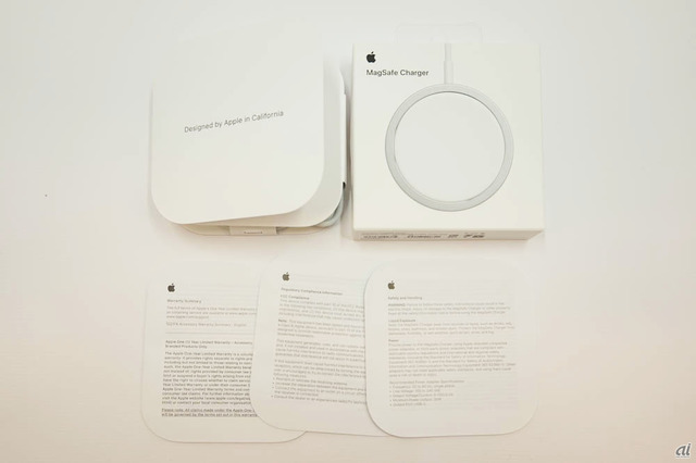 　MagSafe充電器を開封したところ。本体のパッケージには、「Designed by Apple in California」の文字。