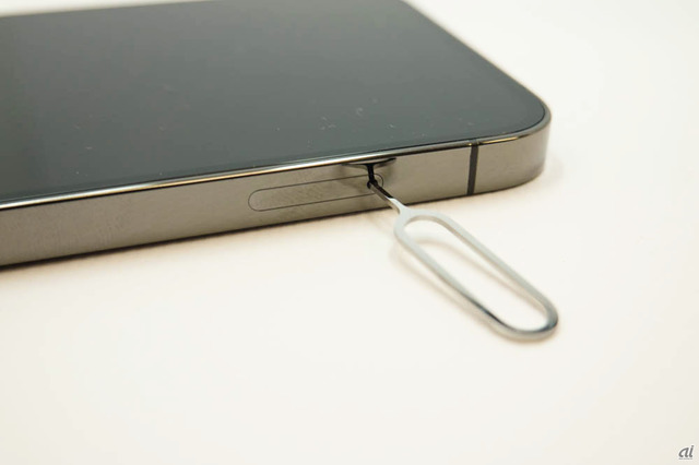 　iPhone 12 Proでは、SIMスロットは正面左サイドの下に用意されている。
