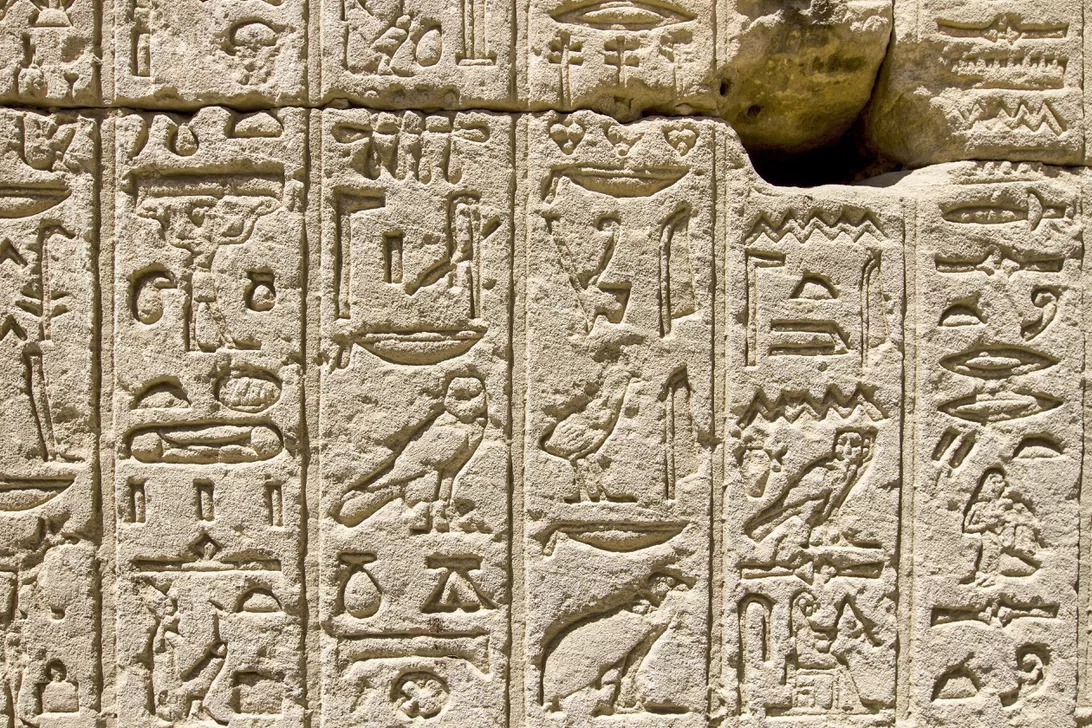 MITのツールは、エジプトの象形文字だけでなく多数の失われた言語を解析する