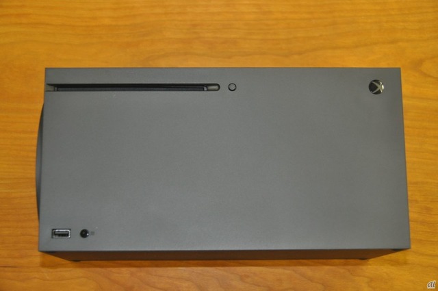 本体の正面。4K UHD ブルーレイの光学ドライブに、USBポートが備わっている。