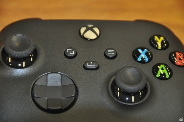 中央にある3つのボタンの真ん中が、ゲーム画面の静止画を撮影したりシェアできるシェアボタン。