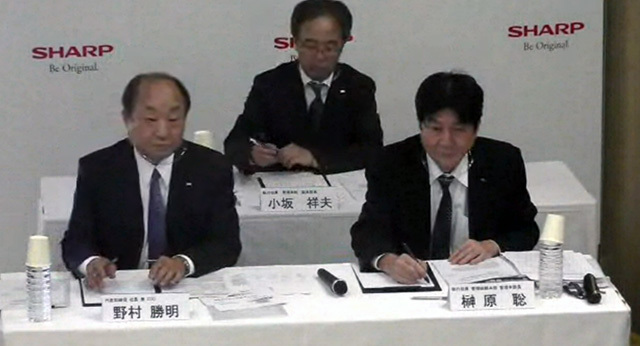 決算会見では、野村社長兼COO以下、出席者全員が発表前のマウスシールドを着用していた