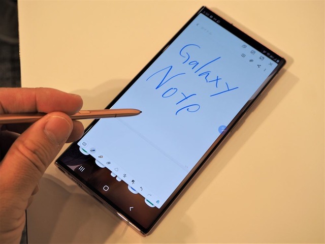 　もう1つのハイスペックモデル「Galaxy Note20 Ultra 5G」。Sペンの遅延がApple Pencilと同等になったことで一層書き心地が向上している。