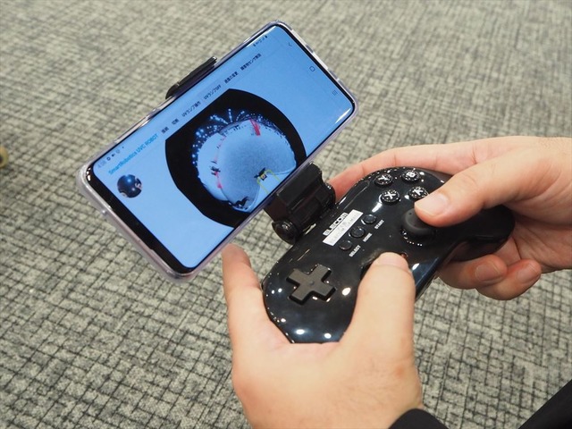 　ロボットの操作にはスマートフォンとコントローラーを使用。スマートフォン上でカメラからの映像を見ながら操作ができる。