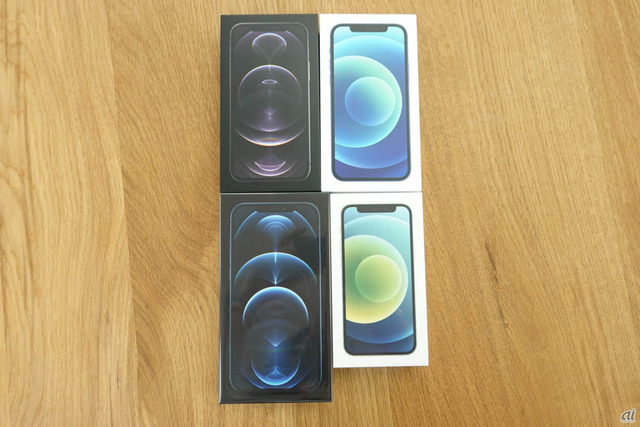 　上のほうが先行して販売されているiPhone 12 Pro（左）とiPhone 12（右）、下がiPhone 12 Pro Max（左）とiPhone 12 mini（右）。Proシリーズは黒ベースの箱、ほかは白い箱で統一されている。