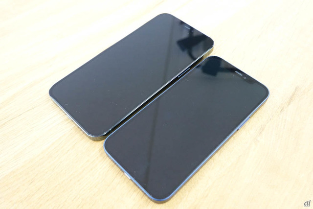 　iPhone 12 Pro Max（奥）とiPhone 12（手前、サイズはiPhone 12 Proも同じ）の比較。