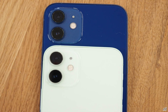 　iPhone 12（上）とiPhone 12 mini（下）のカメラ部分も似ている。