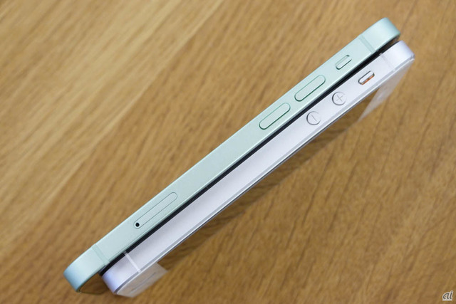 　2016年に発売された、第1世代のiPhone SEと比較。横から見るとデザインが似ていると感じる。