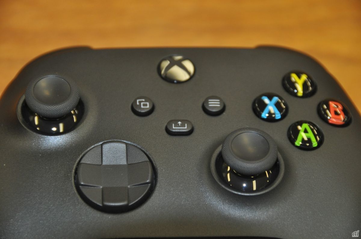 中央にある3つのボタンの真ん中が、ゲーム画面のキャプチャなどを行うシェアボタン