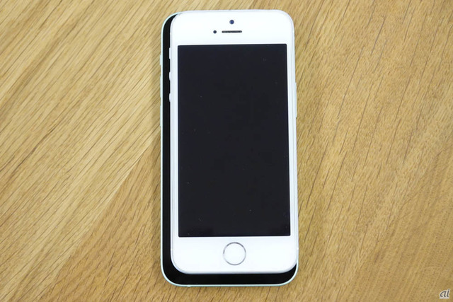 　iPhone SE（高さ123.8mm×幅58.6mm×厚さ7.6mm）と比較すると、iPhone 12 mini（高さ131.5mm×幅64.2mm×厚さ7.4mm）のほうが一回り程度大きい。重さは、113gのiPhone SEに対し、iPhone 12 miniは133g。20gの差があるとはいえ、内部の進化を考えると驚きのサイズ感と軽さだ。