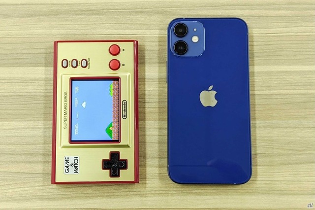 　iPhone 12 miniとの比較。