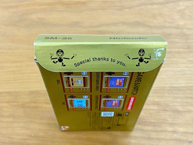 　パッケージを開けようとすると、ボールで登場するマリオとルイージが描かれている。