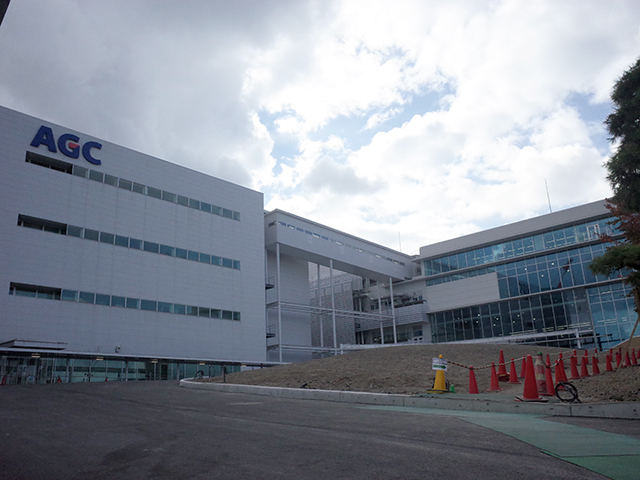 AGC横浜テクニカルセンター。右手のガラス張りの建物が新研究開発棟