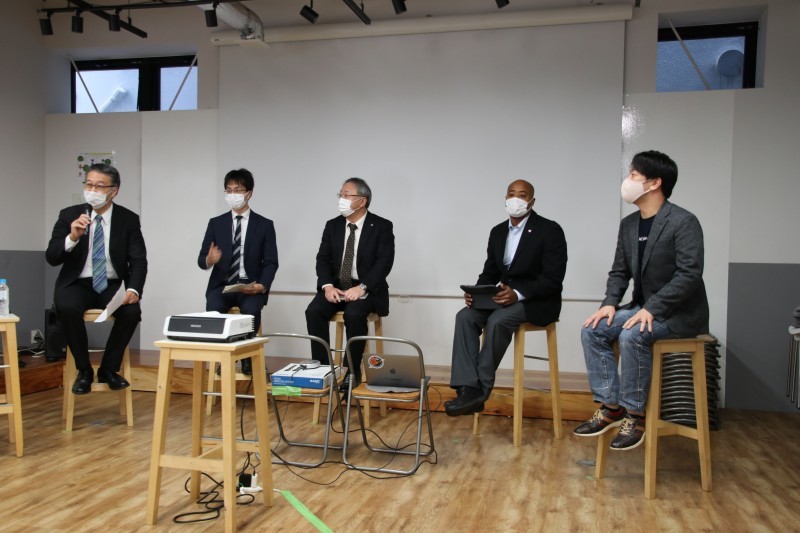 パネルディスカッション（左から中須賀氏、伊奈氏、岩本氏、マッキントッシュ氏、中村氏）