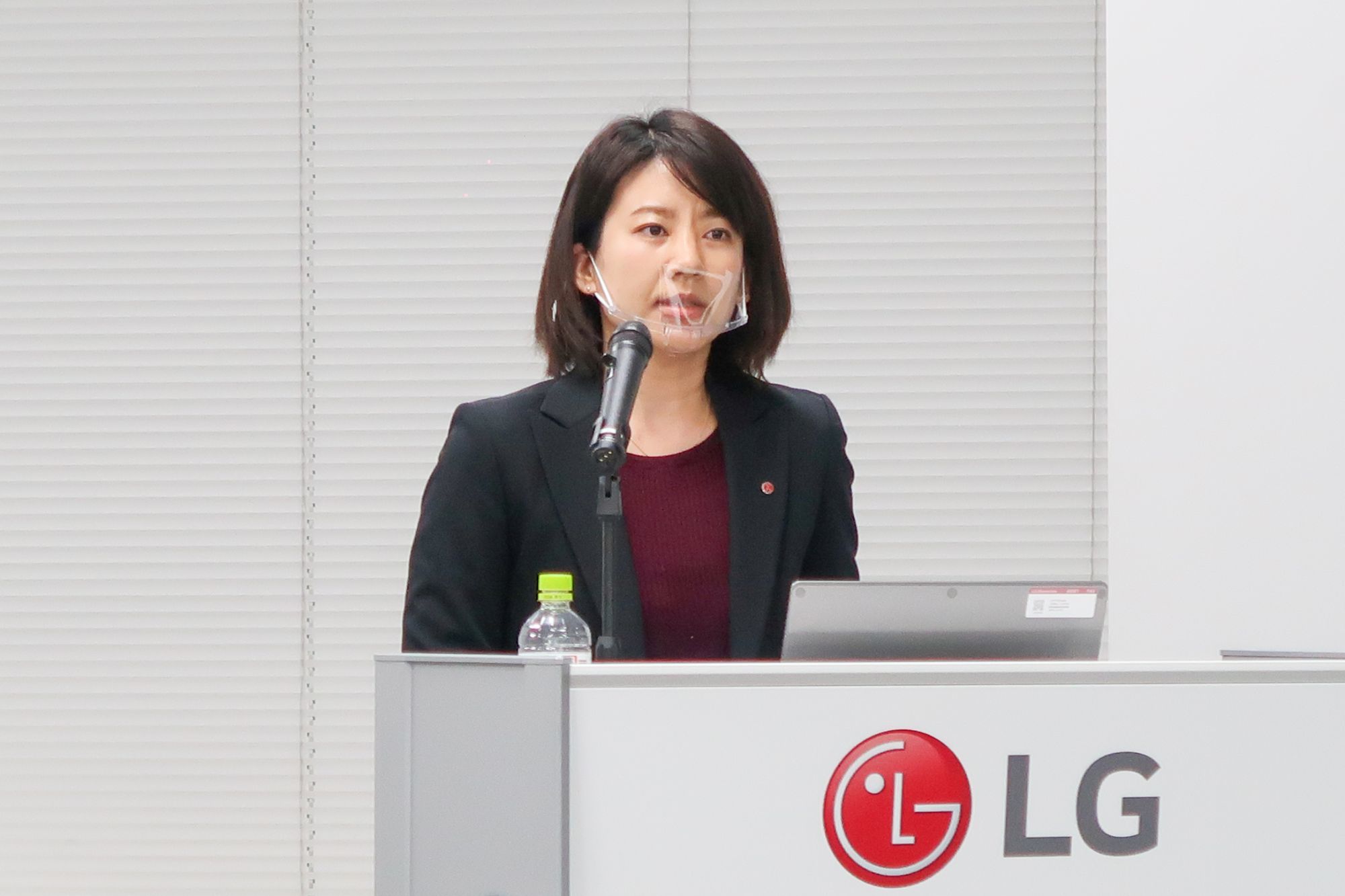 LGのスマートフォンの新たなテーマについて説明するLGエレクトロニクス・ジャパン  マーケティングチーム マーケティングコミュニケーションパート モバイルコミュニケーション担当の藤盛智子氏