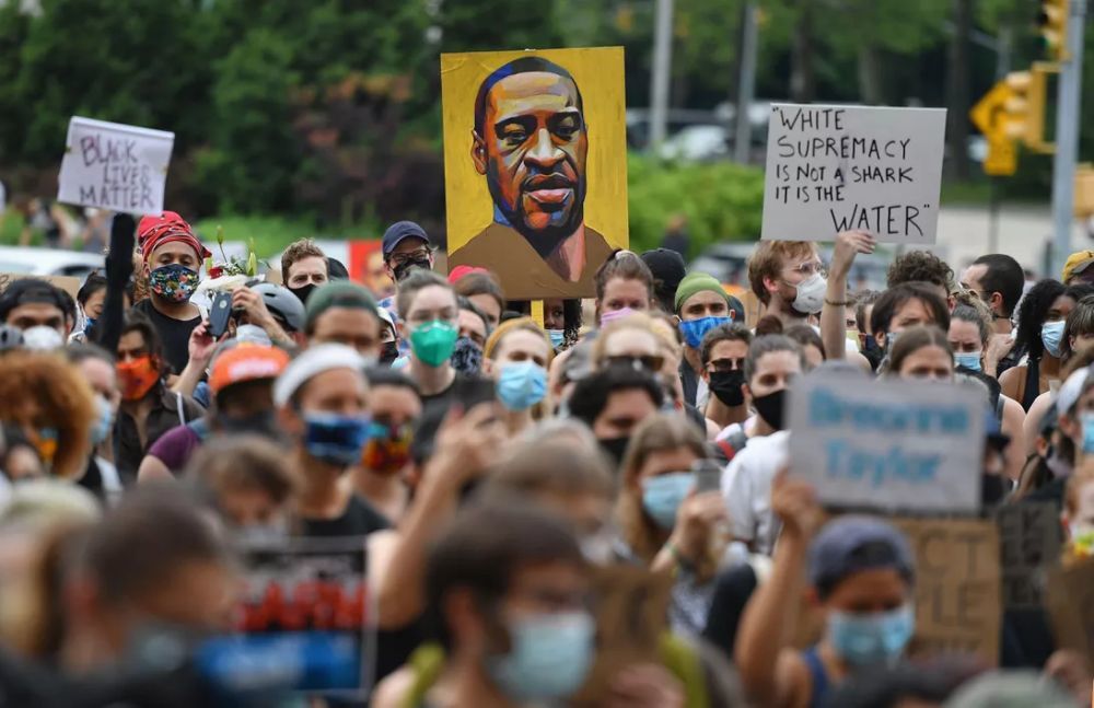 6月5日、Black Lives Matterの抗議活動でFloydさんの肖像を掲げる人々