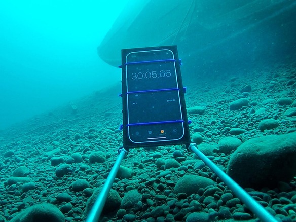 Iphone 12 真の耐水性は 冷たい湖で水深mまで沈めてみた Cnet Japan