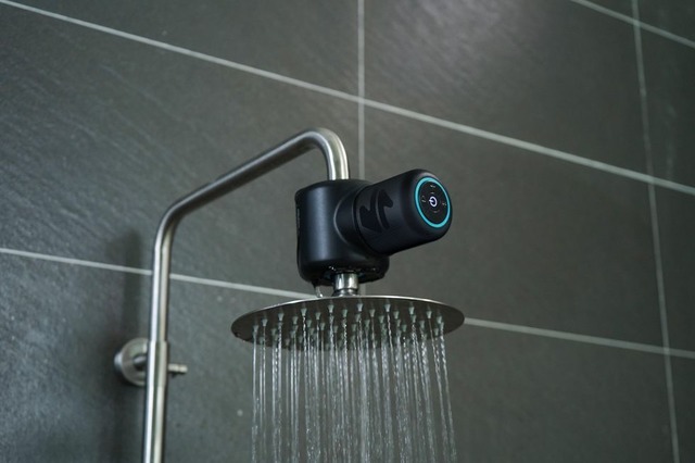 Ampereの「Shower Power」

　Shower PowerはAmpereの新しいBluetoothシャワースピーカーだ。水だけで動くので、充電の必要がない。価格は約100ドル（約1万400円）になる見通しで、カラーバリエーションはブラック、ホワイト、クロムの3種類。