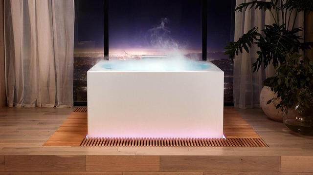 Kohlerのお風呂「Stillness」

　リラックスタイムに変化が欲しいと感じているのであれば、光と霧、アロマセラピーを組み合わせて、自宅でスパのような体験を実現するKohlerの1万6000ドル（約170万円）のバスタブを試したらいいかもしれない。