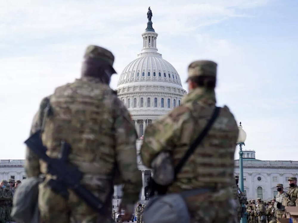 16日、米連邦議会議事堂前に集まる兵士ら