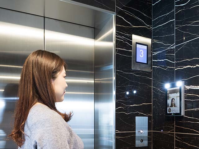 エレベーターは顔認証を受けて乗ると、降りる階数のボタンがすでに押されていた