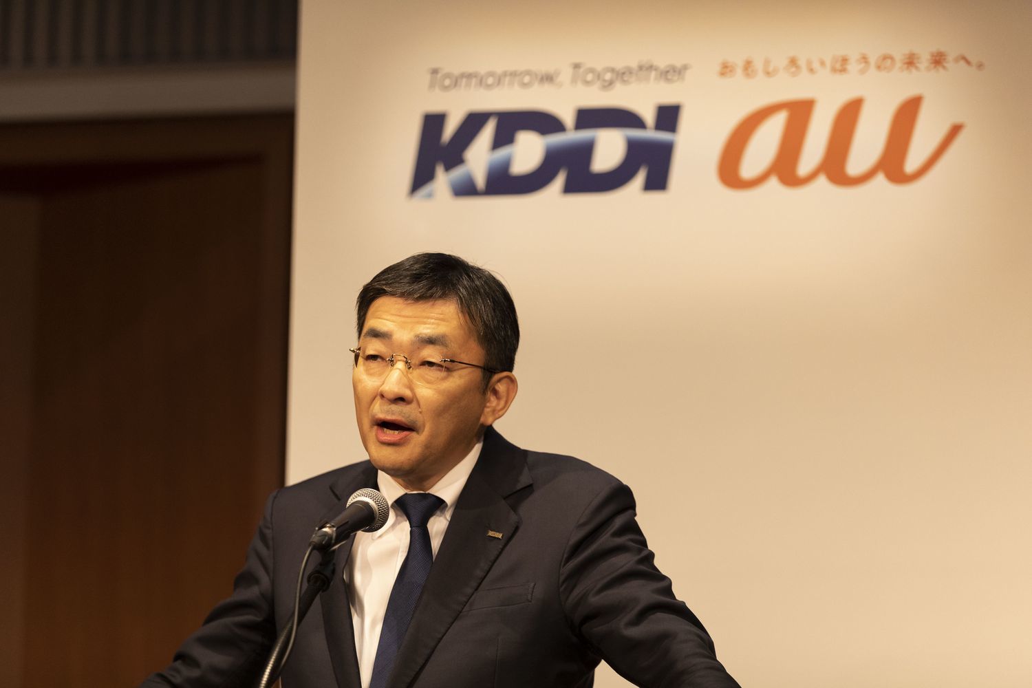 決算説明会に登壇する、KDDI代表取締役社長の高橋氏
