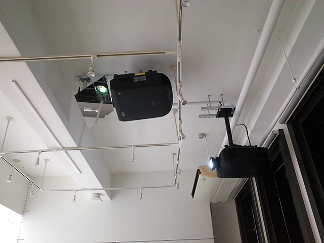VRの壁面投影用と、プロジェクションマッピングの床面投影用の2つのプロジェクターを使用する
