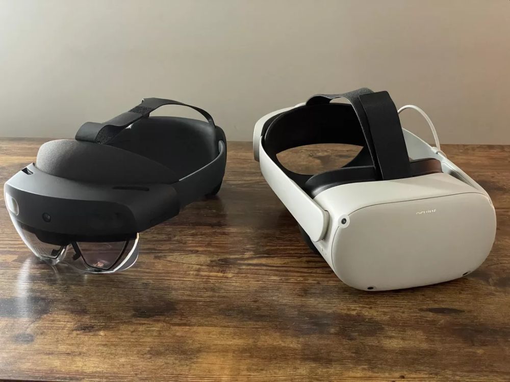HoloLens 2（写真左）とOculus Quest 2