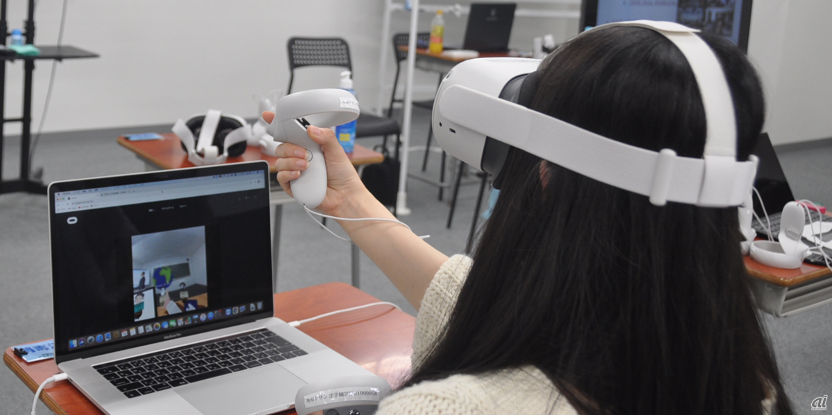 Oculus Quest2を装着し、VR空間で行われる授業の様子