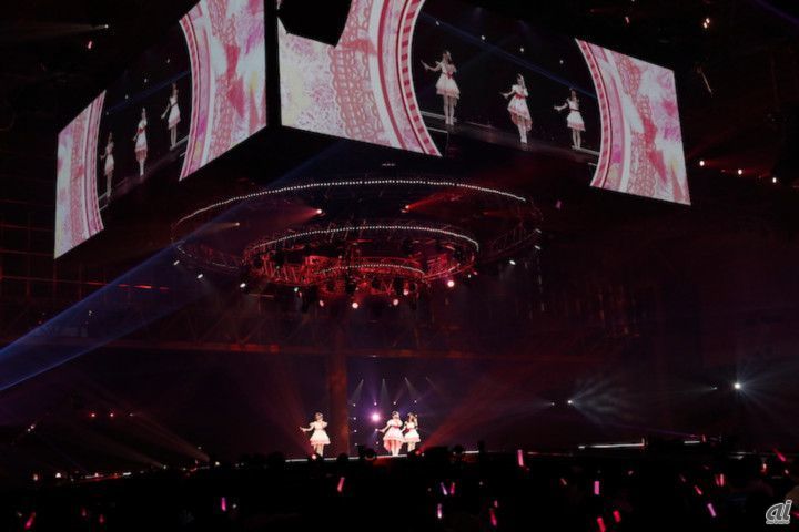 「ダブル・イフェクト」では、ステージも客席もピンクに染まるなかで披露されていた