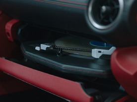 トヨタ、走行中に音楽レコードの再生が可能なワンオフ車「Lexus IS Wax Edition」